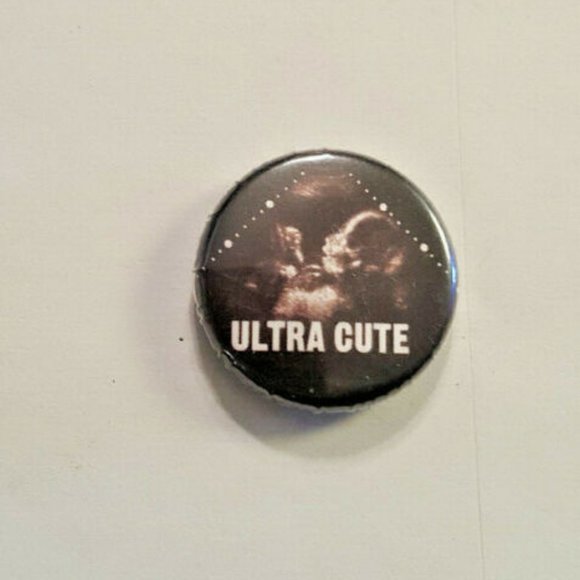 WRY BABY Parent Mommy ULTRA CUTE Pinback Button CLEVER Humor Collectable L@@k - Picture 1 of 2